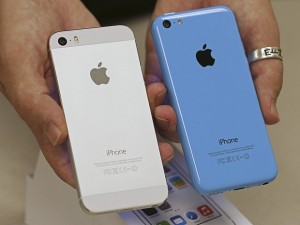 Funcionário de operadora de telefonia mostra a parte traseira do iPhone 5S e do iPhone 5C em loja de Utah, nos Estados Unidos, na quinta-feira (19) (Foto: George Frey/Reuters)