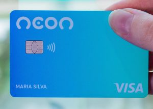 Neon lança cartão de pagamento por aproximação para 