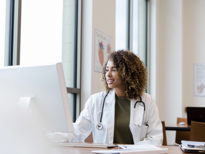 Eurofarma apoia a implantação da plataforma de IA Laura em Pronto-atendimento Virtual em hospitais públicos e filantrópicos do país