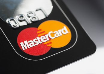 Com um sorriso ou um aceno, pagar na loja se tornou algo pessoal com novo Programa de Checkout Biométrico da Mastercard