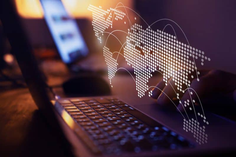 A transferência de dados pessoais entre fronteiras é fundamental para a economia digital e a colaboração internacional. No entanto, como você mencionou, também traz desafios significativos em relação à privacidade e à segurança dessas informações. Para quem deseja se aprofundar, recomendo a leitura completa do artigo. Afinal, entender as cláusulas-padrão contratuais, os mecanismos de adequação e as diretrizes é essencial para que as empresas brasileiras possam participar de fluxos globais de dados de forma segura e em conformidade com a legislação.