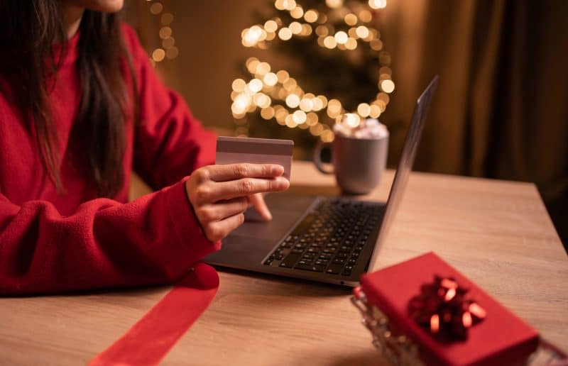 Prontidão dos sites de varejo para lidar com o fluxo de tráfego da Web durante as compras de fim de ano Compras