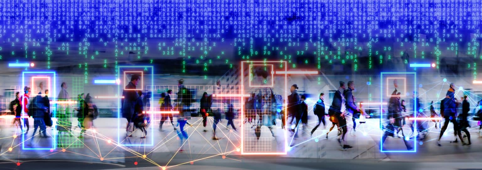 Risco inaceitável: IAs que manipulam grupos vulneráveis, classificam pessoas por características, usam reconhecimento facial em espaços públicos, entre outros.