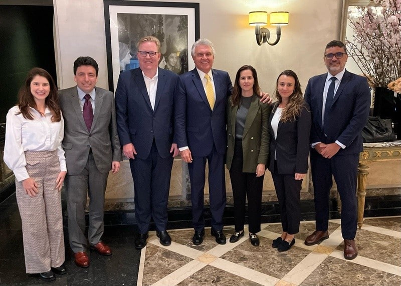 Kellog e Caiado (ao centro) com equipes Amazon e Governo de Goiás: entendimento de que marco civil goiano cumpre 100% requisitos para promover desenvolvimento responsável da IA - Foto: Divulgação
