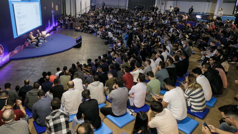 Universo TOTVS anuncia programação da Arena Dev com grandes nomes do cenário tech Universo TOTVS anuncia programação da Arena Dev