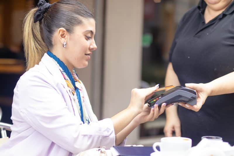 Longe da obsolescência, o débito reinventa-se como ferramenta de vanguarda na proteção financeira