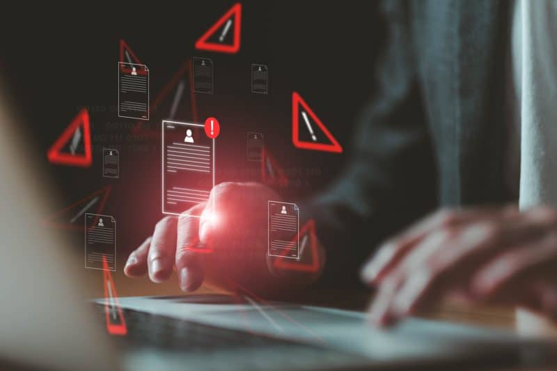 A Maior Exposição de Credenciais de Identidade da História e o Fim da Era da Senha Repercute no Mundo Todo Especialistas apontam o maior vazamento da história, causado por infostealers, como um divisor de águas na forma como lidamos com senhas e autenticação online.