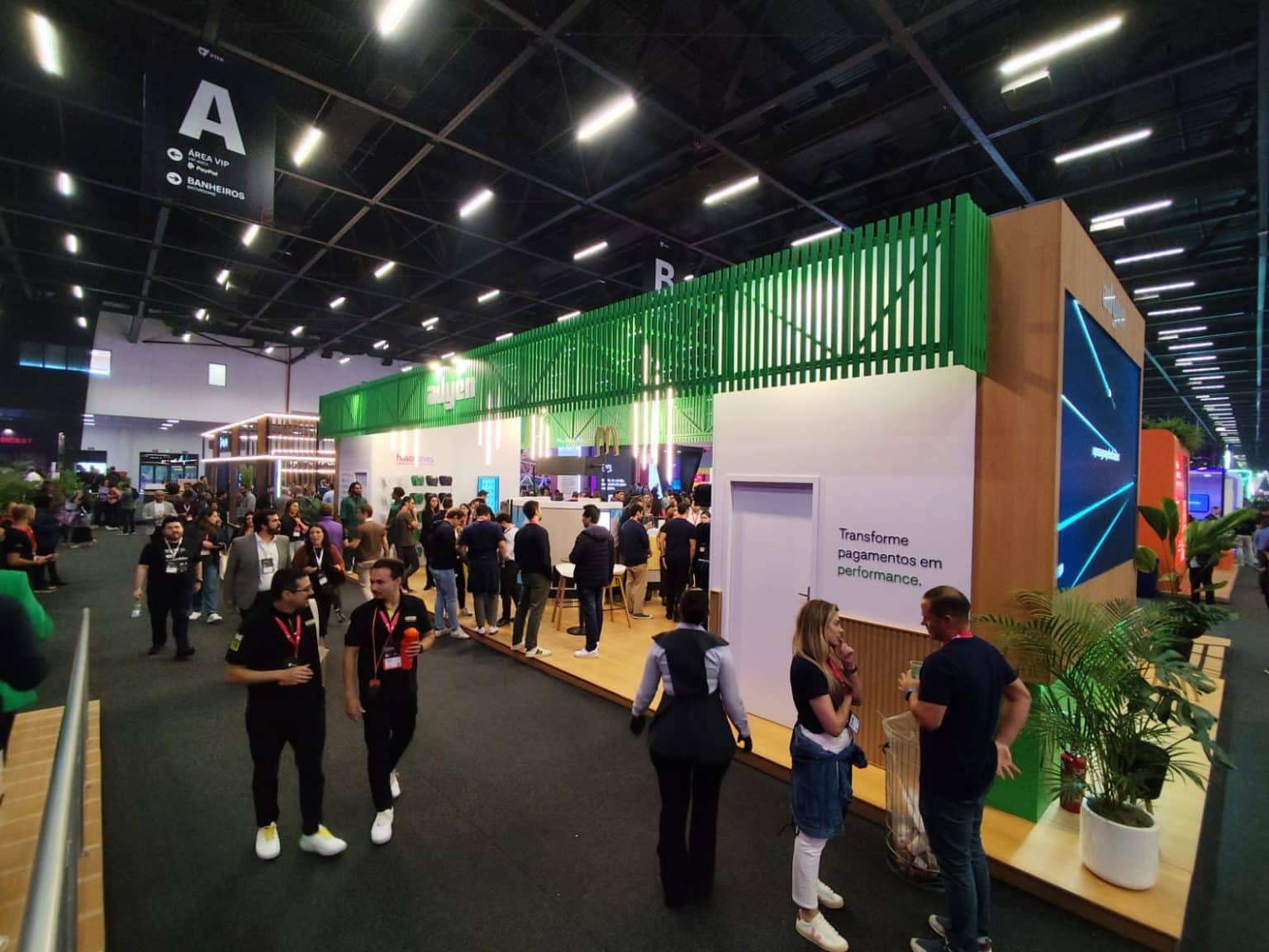 O estande da Adyen trará produtos de marcas queridas dos consumidores: McDonald's e Havaianas.