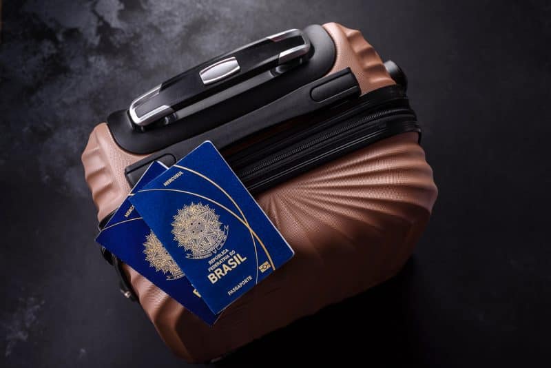 Passaportes escaneados e contas de milhas são vendidos na dark web por até US$ 5.000, revela estudo da NordVPN NordVPN aponta que passaportes são vendidos na dark web