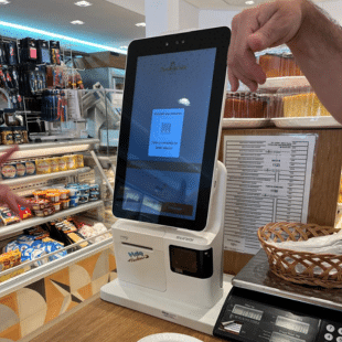 Totens de autoatendimento modernizam as padarias Dona Deôla
