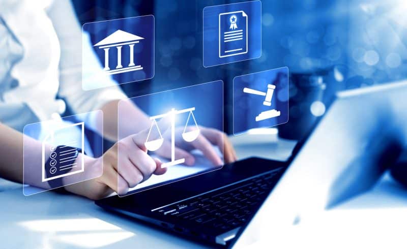 Análise técnica da validade jurídica das assinaturas eletrônicas no Brasil, destacando diferenças, legislação, desafios nos tribunais e recomendações práticas para advogados.