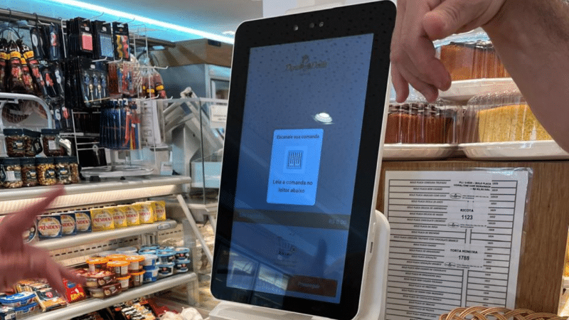 Totens de autoatendimento modernizam as padarias Dona Deôla