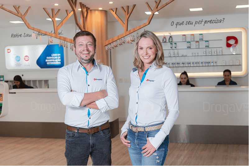 Flávio Pigatto (Sócio-Fundador da DrogaVET) e Sandra Schuster (Sócio-Fundadora da DrogaVET) - DrogaVET planeja internacionalizar o negócio com a GoTo