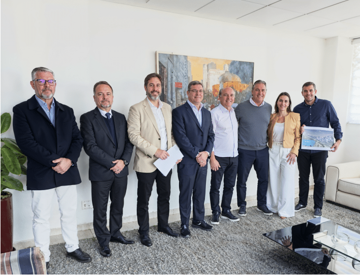 Renê da Silva (Secretário de Obras de Barueri), Dr. Luis Fernando Albuquerque (Secretário Adjunto de Negócios Jurídicos), Fabio Alves (Diretor Jurídico da Scala), Joaldo “Magoo” Macedo Rodrigues (Secretário de Indústria, Comércio e Trabalho de Barueri), José Roberto “Beto” Piteri (Prefeito de Barueri), Luciano Fialho (SVP de Desenvolvimento Corporativo da Scala), Cinara Machado (Gerente de Relações Institucionais da Scala) e Samuel Brito (Gerente Sênior de Real Estate da Scala).  - Scala Data Centers celebra marco histórico de plano diretor