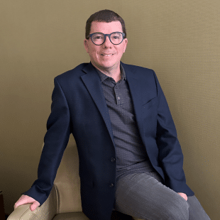 Dr. Éber Feltrim, Especialista em Gestão de Negócios para a Área da Saúde e CEO da SIS Consultoria - Médicos mais jovens dominam redes sociais e IA