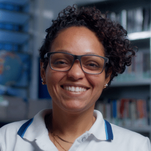 Virgínia Chagas, auxilia professores a utilizarem IA no Rio de Janeiro - A IA pode capacitar 5 milhões de pessoas até 2027