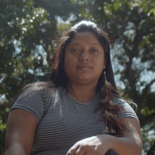 Vivian Vasconcelos, moradora de Maracanaú, no Ceará e estudante de IA - A IA pode capacitar 5 milhões de pessoas até 2027