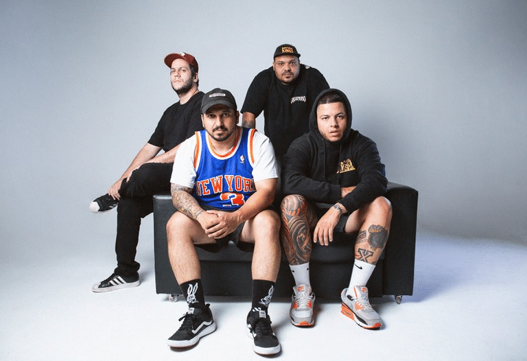 Milton Aguiar (sentado à direita no sofá) usa a Assinatura GOV.BR para assinar contratos, termos e procurações  - Assinatura GOV.BR atinge a marca de 1 milhão de assinaturas 