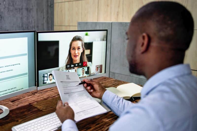 Fraudes de identidade impulsionadas por IA levam empresas a adotar biometria resistente a deepfakes para proteger contratação e onboarding.