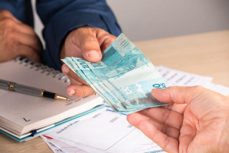 Salários em IA chegam a R$ 10 mil e refletem disputa