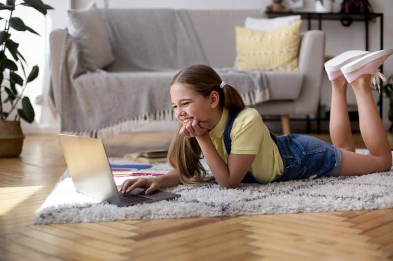 YouTube passa a utilizar inteligência artificial para estimar a idade dos usuários, amplia proteções para adolescentes e reacende discussões sobre verificação etária