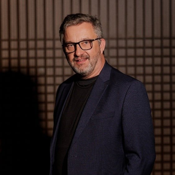 Becker: Bullying realizado a partir de um script sob medida para a Persona de cada Agente de IA