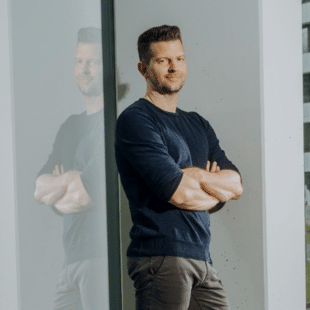 Philipp Heltewig, General Manager da NiCE Cognigy e Diretor de IA - NiCE usa IA agêntica para criar, testar e escalar agentes