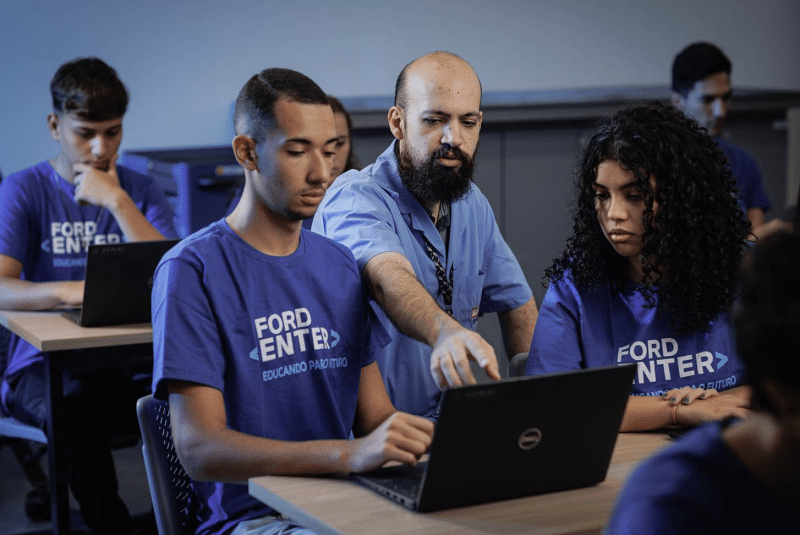 Ford abre 120 vagas em programa gratuito de formação profissional em tecnologia Ford abre 120 vagas em programa gratuito de formação profissional em tecnologia