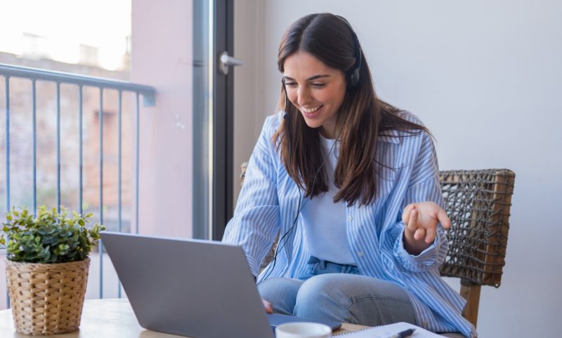 Como a tecnologia de assistentes inteligentes está transformando a experiência financeira A evolução da tecnologia vem mudando profundamente a forma como as pessoas lidam com o dinheiro no dia a dia. Nesse cenário, o mercado pago assistente surge como uma solução prática para quem busca mais controle, agilidade e organização nas rotinas financeiras, sem complicações. Com o avanço das soluções digitais, tarefas que antes exigiam atenção constante passaram a ser automatizadas, permitindo que o usuário foque em decisões mais importantes. Essa transformação não acontece apenas pela inovação tecnológica, mas também pela necessidade de simplificar a relação com as finanças em um cotidiano cada vez mais dinâmico. O que são assistentes inteligentes e como funcionam Assistentes inteligentes são sistemas desenvolvidos para facilitar a execução de tarefas por meio da automação e da análise de dados. Eles utilizam tecnologias avançadas para interpretar informações e oferecer respostas rápidas, recomendações e ações automatizadas. No contexto financeiro, esses assistentes conseguem acompanhar movimentações, organizar pagamentos e até sugerir ações com base no comportamento do usuário. Isso cria uma experiência mais fluida, na qual o controle financeiro deixa de ser uma tarefa complexa e passa a ser algo mais acessível. Outro ponto importante é que esses sistemas funcionam de forma contínua, monitorando informações em tempo real. Isso significa que o usuário não precisa realizar verificações constantes, já que o assistente atua de maneira proativa. Como os assistentes estão transformando a experiência financeira A principal mudança proporcionada pelos assistentes inteligentes está na forma como as pessoas interagem com suas finanças. Em vez de processos manuais e descentralizados, tudo passa a ser mais integrado e automatizado. Mais praticidade no dia a dia Uma das maiores vantagens é a praticidade. O usuário pode acompanhar suas movimentações, organizar compromissos e acessar informações relevantes em poucos instantes. Essa facilidade reduz o tempo gasto com tarefas operacionais e permite uma gestão mais eficiente. Além disso, a centralização das informações evita a necessidade de alternar entre diferentes ferramentas. Redução de erros e esquecimentos Erros humanos são comuns quando se trata de organização financeira, especialmente em rotinas mais corridas. Esquecer um pagamento ou perder um prazo pode gerar impactos negativos. Os assistentes inteligentes ajudam a minimizar esses riscos ao enviar lembretes automáticos e organizar as informações de forma estruturada. Isso contribui para uma rotina mais previsível e organizada. Acesso a informações mais claras Outro ponto relevante é a forma como os dados são apresentados. Em vez de informações complexas, os assistentes oferecem uma visualização mais simples e direta. Isso facilita o entendimento da situação financeira e permite que o usuário tome decisões com mais confiança. Ter clareza sobre o que está acontecendo é essencial para manter o controle. O papel da personalização na experiência do usuário A personalização é um dos grandes diferenciais dos assistentes inteligentes. Cada usuário possui necessidades específicas, e a tecnologia permite adaptar a experiência de acordo com esse perfil. Sugestões baseadas em comportamento Ao analisar o histórico de uso, o assistente consegue identificar padrões e oferecer sugestões mais relevantes. Isso torna a interação mais eficiente e alinhada às necessidades reais do usuário. Com o tempo, essas recomendações se tornam mais precisas, melhorando a experiência de forma contínua. Ajustes conforme a rotina A flexibilidade também é um fator importante. O usuário pode configurar o assistente de acordo com sua rotina, definindo preferências e prioridades. Essa adaptação garante que a ferramenta seja realmente útil no dia a dia, em vez de apenas mais um recurso pouco utilizado. Benefícios para quem busca mais organização financeira A adoção de assistentes inteligentes traz vantagens práticas que impactam diretamente a rotina. Mais controle sobre as finanças Ao centralizar informações e automatizar processos, o usuário passa a ter uma visão mais completa da sua situação. Isso facilita o acompanhamento e evita surpresas. Economia de tempo A automação reduz a necessidade de realizar tarefas repetitivas, liberando tempo para outras atividades. Isso torna a rotina mais produtiva e menos estressante. Melhor planejamento Com acesso a dados organizados, fica mais fácil planejar compromissos e manter tudo sob controle. A previsibilidade ajuda a evitar imprevistos e melhora a organização geral. Experiência mais intuitiva Os assistentes são desenvolvidos para serem fáceis de usar, mesmo para quem não tem familiaridade com tecnologia. Isso amplia o acesso e permite que mais pessoas se beneficiem dessas soluções. Tendências no uso de assistentes financeiros O uso de assistentes inteligentes tende a crescer ainda mais nos próximos anos. A evolução da tecnologia continua trazendo novas possibilidades e melhorias na experiência do usuário. Integração com diferentes serviços Uma das tendências é a integração com múltiplas plataformas, permitindo que o assistente centralize ainda mais informações. Isso torna a gestão financeira mais completa e eficiente. Maior autonomia para o usuário Com ferramentas mais avançadas, os usuários terão mais autonomia para gerenciar suas finanças de forma independente. Isso reduz a necessidade de processos manuais e aumenta a eficiência. Evolução da inteligência artificial A inteligência artificial continuará evoluindo, tornando os assistentes cada vez mais precisos e úteis. Isso inclui melhores recomendações, respostas mais rápidas e maior capacidade de adaptação. Como começar a usar um assistente inteligente Adotar um assistente financeiro é um processo simples, mas que pode trazer grandes benefícios. Escolha uma solução confiável O primeiro passo é optar por uma ferramenta que ofereça segurança, estabilidade e funcionalidades relevantes para o seu dia a dia. Explore os recursos disponíveis Após começar a utilizar o assistente, é importante conhecer suas funcionalidades e entender como elas podem ajudar na rotina. Personalize conforme suas necessidades Ajustar o assistente de acordo com suas preferências torna a experiência mais eficiente. Isso inclui configurar lembretes, notificações e formas de acompanhamento. Acompanhe a evolução do uso Com o tempo, o assistente aprende com o comportamento do usuário e melhora sua performance. Por isso, é importante utilizar a ferramenta de forma consistente. O impacto da automação na relação com o dinheiro A automação está transformando a forma como as pessoas lidam com suas finanças. Ao reduzir a necessidade de intervenção manual, os assistentes tornam o processo mais simples e acessível. Essa mudança também contribui para uma relação mais equilibrada com o dinheiro, já que o usuário passa a ter mais controle sem precisar dedicar tanto tempo a isso. Além disso, a praticidade oferecida por essas soluções permite que mais pessoas adotem hábitos financeiros mais organizados, mesmo em rotinas corridas. Como os assistentes contribuem para decisões mais conscientes Ter acesso a informações claras e organizadas facilita a tomada de decisões no dia a dia. Os assistentes inteligentes ajudam a identificar padrões e oferecem suporte na hora de agir. Isso permite que o usuário tome decisões com mais segurança, evitando escolhas impulsivas e melhorando a gestão financeira de forma geral. A combinação entre tecnologia, automação e personalização cria uma experiência mais completa, alinhada às necessidades atuais e preparada para acompanhar as mudanças do futuro.