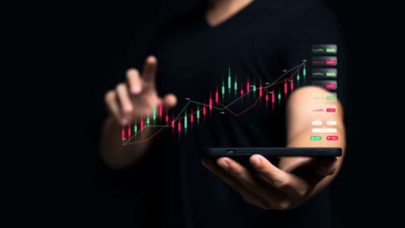 Criptomoedas apresentam dinâmica própria e alta volatilidade estudo indica flutuações 3 a 4 vezes maiores que índices tradicionais.