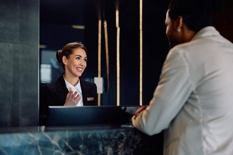 Nova FNRH Digital substitui papel, antecipa cadastro do hóspede e impõe adaptação tecnológica imediata ao setor