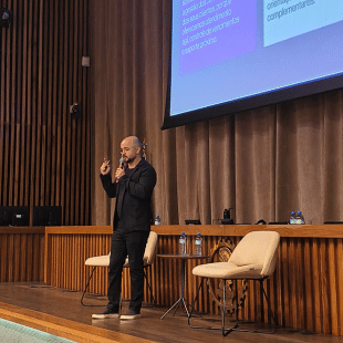 Flávio Roberto Pinto, Diretor de Marketing da Syngular -AR Eletrônica, IA e reforma tributária marcam debates no 7º Encontr[AR]