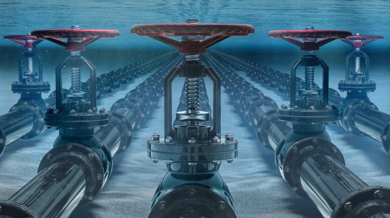 Cabos submarinos sustentam 99% do tráfego internacional de dados do Brasil Infraestrutura ganha importância com IA, nuvem e data centers e entra no centro do debate da Anatel sobre segurança, resiliência e soberania digital Muito antes de uma informação chegar ao celular, alimentar um modelo de inteligência artificial, autorizar uma transação financeira ou conectar uma empresa brasileira a um serviço hospedado em outro continente, os dados percorrem uma infraestrutura que permanece praticamente invisível para a maioria dos usuários. São os cabos submarinos, responsáveis por aproximadamente 99% do tráfego internacional de dados do Brasil, segundo a Agência Nacional de Telecomunicações (Anatel). A dimensão desse número ajuda a entender por que essa infraestrutura deixou de ser apenas uma questão de telecomunicações. Serviços financeiros, computação em nuvem, aplicações governamentais, plataformas digitais e, cada vez mais, sistemas de inteligência artificial dependem da capacidade de transportar grandes volumes de dados entre países com disponibilidade, velocidade e segurança. Para a própria Anatel, os cabos têm importância estratégica para a soberania, a segurança nacional e o desenvolvimento da economia digital brasileira. ## IA aumenta a pressão sobre a infraestrutura física da internet A expansão da inteligência artificial torna ainda mais evidente uma realidade que às vezes desaparece por trás da ideia de “nuvem” a economia digital continua dependendo de infraestrutura física. Modelos de IA, data centers, serviços de nuvem e aplicações distribuídas precisam movimentar quantidades crescentes de dados entre instalações, países e continentes. Nesse ambiente, capacidade internacional, baixa latência e rotas redundantes passam a ser componentes importantes da estratégia digital. A Gartner estima que os gastos mundiais com sistemas de data centers chegarão a US$ 787,99 bilhões em 2026, crescimento de 55,8% sobre 2025. Segundo a consultoria, a expansão está sendo impulsionada principalmente pela infraestrutura necessária para suportar cargas de trabalho de IA e pela demanda dos grandes provedores de nuvem. É nesse ponto que cabos submarinos, redes terrestres e data centers começam a ser vistos menos como estruturas independentes e mais como partes de um mesmo ecossistema. A própria Anatel chama atenção para essa crescente integração entre cabos submarinos, data centers e redes terrestres de alta capacidade e considera que essa interdependência pode exigir uma abordagem regulatória coordenada. ## Brasil discute novas regras para cabos submarinos O tema ganhou espaço na Agenda Regulatória 2025-2026 da Anatel. Em 2026, a agência abriu uma Tomada de Subsídios para avaliar a necessidade de atualizar e consolidar as regras aplicáveis aos cabos submarinos que chegam ao País. Entre os assuntos colocados em discussão estão requisitos mínimos de segurança física e cibernética, governança institucional, operação e manutenção, fiscalização e mecanismos para estimular maior diversificação geográfica dos pontos de aterragem. Um dos pontos de atenção é justamente a concentração da infraestrutura. Segundo a Anatel, parte relevante dos pontos de aterragem e da capacidade internacional está concentrada em hubs como Fortaleza, Rio de Janeiro, Praia Grande e Santos, situação que pode aumentar vulnerabilidades sistêmicas para a conectividade nacional. A discussão regulatória, portanto, não trata apenas de ampliar capacidade. Envolve pensar em redundância, segurança física, proteção cibernética, rotas alternativas e capacidade de recuperação diante de incidentes. A agência também colocou em debate a possibilidade de maior coordenação entre os diversos órgãos envolvidos na implantação e operação dessas estruturas, inclusive com a discussão sobre mecanismos centralizados para determinados procedimentos. A meta prevista na Agenda Regulatória é concluir a Análise de Impacto Regulatório e a respectiva proposta até o final de 2026. ## Onde a Cirion entra nesse ecossistema É nesse cenário de crescimento do tráfego, expansão da IA e busca por maior resiliência que operadoras de infraestrutura digital ampliam redes terrestres, submarinas e conexões com data centers. A Cirion Technologies opera uma plataforma de conectividade que atravessa a América Latina e reúne mais de 50 mil quilômetros de fibra submarina, mais de 32 mil quilômetros de redes Long Haul, 22 mil quilômetros de redes metropolitanas e mais de 160 data centers conectados. Os números são divulgados pela própria companhia. A lógica é aproximar diferentes componentes da infraestrutura digital. Cabos internacionais transportam dados entre países e continentes, redes terrestres levam essa capacidade até os mercados locais e os data centers funcionam como pontos de processamento, armazenamento e interconexão. Para empresas, hyperscalers, operadoras e provedores de internet, a existência de diferentes rotas também está diretamente relacionada à continuidade operacional. “Os cabos submarinos deixaram de ser apenas infraestrutura de telecomunicações para se tornarem ativos estratégicos da economia digital. À medida que cresce a demanda por inteligência artificial, computação em nuvem e serviços digitais, o Brasil precisa combinar investimentos em conectividade com um ambiente regulatório moderno, que fortaleça a segurança, a resiliência das redes e a previsibilidade para novos projetos”, afirma Augusto Salomon, presidente Brasil da Cirion. “Na Cirion, entendemos que conectividade internacional, data centers e infraestrutura de nuvem fazem parte de um mesmo ecossistema. Investir na expansão e na diversificação das rotas internacionais é investir na competitividade do Brasil, na atração de novos negócios e na construção de uma infraestrutura digital preparada para os desafios das próximas décadas”, completa. ## A infraestrutura invisível ganha importância estratégica A discussão sobre cabos submarinos revela uma característica importante da atual transformação digital. Quanto mais serviços migram para a nuvem e quanto maior o uso da inteligência artificial, mais estratégica se torna a infraestrutura física necessária para fazer os dados circularem. No caso brasileiro, a combinação entre posição geográfica, mercado consumidor, expansão dos data centers e conexão com diferentes continentes cria oportunidades, mas também aumenta a necessidade de planejar segurança e resiliência no longo prazo. Afinal, por trás da IA, dos serviços financeiros digitais, do governo eletrônico, das plataformas de conteúdo e das aplicações que utilizamos diariamente existe uma infraestrutura de fibras ópticas atravessando oceanos. E 99% do tráfego internacional de dados do Brasil passa por ela.